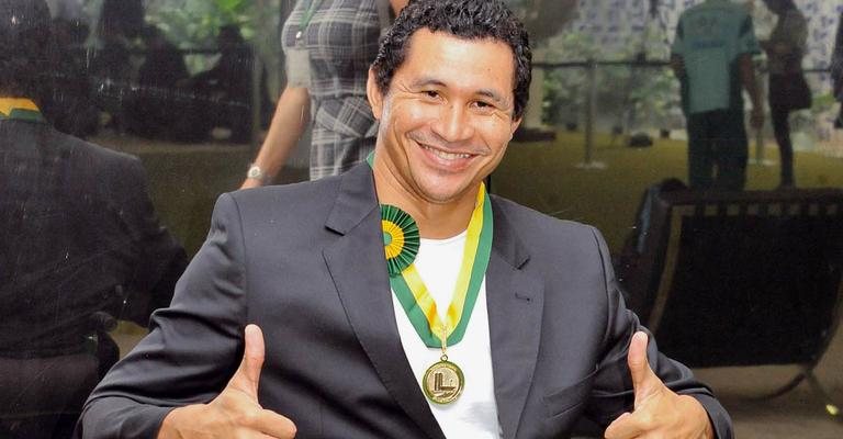 Em Brasília, o atleta paralímpico Clodoaldo Silva recebe láurea do Congresso. - -