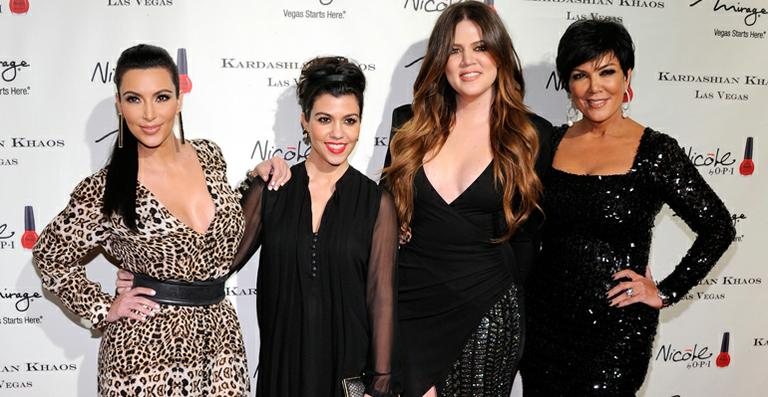 Kris Jenner e suas filhas, Kim, Kourtney e Klhoé - Getty Images