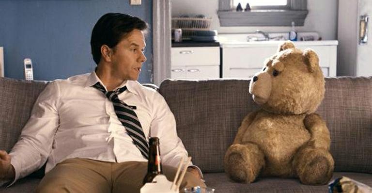 Mark Wahlberg e o ursinho Ted - Divulgação