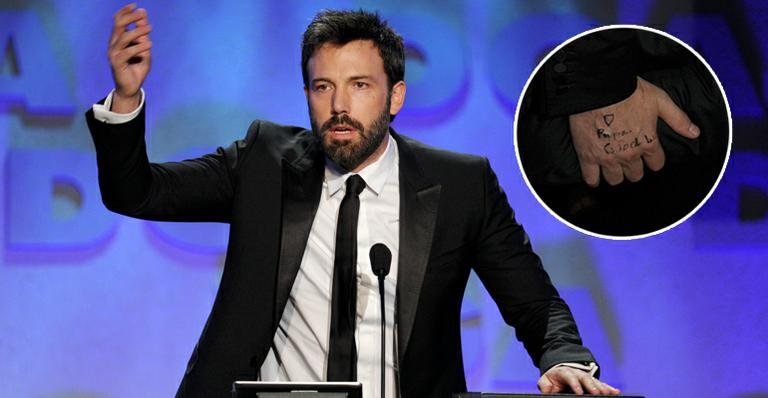 Ben Affleck e, no detalhe, o recado fofo das filhas Violet e Seraphina em sua mão direita - Getty Images