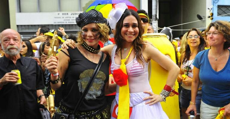 Alessandra Negrini e Leandra Leal curtiram o bloco Acadêmicos do Baixo Augusta, em São Paulo - Margarethe Abussamra/Abussamra Photos