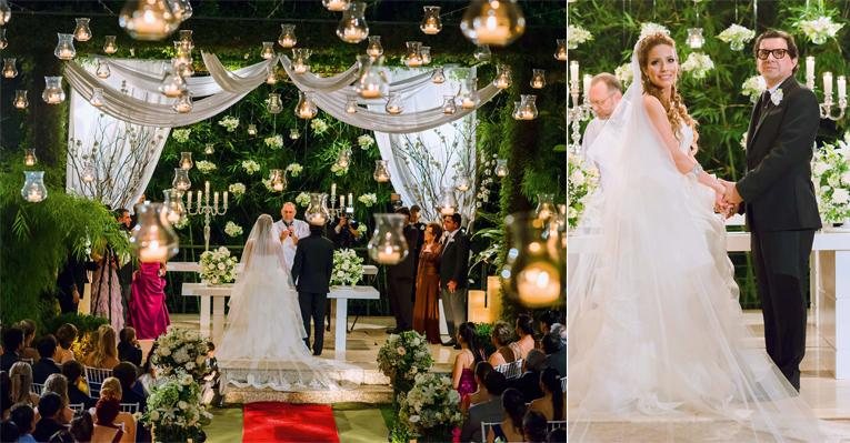 O desejo da noiva é atendido: 500 jarras de vidro com velas penduradas em um toldo, ao ar livre, representam as estrelas. Diante do altar, o casal recebe a bênção do pastor Luiz Longuini. A emoção dos noivos - Renata Xavier