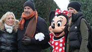 Kevin Costner curte Eurodisney com a família, na França - The Grosby Group