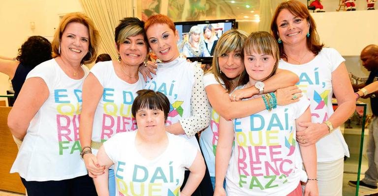 Em SP, Mafalda Minnozzi, ao centro, aplaude lançamento da campanha Ser Diferente é Normal, com Barbara Magalhães, do Meta Social, promotor da ação, e as irmãs Mônica, Vanessa, à frente, e Deborah Avedikian, abraçada a Paula, filha de Helena Werneck, - -