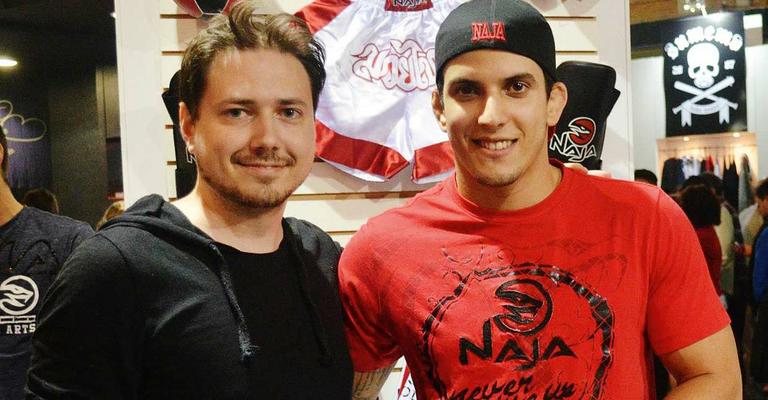 O estilista Samuel Pascarelli recebe o lutador de MMA Felipe Sertanejo em evento fashion da Universidade Metodista, no ABC paulista. - -