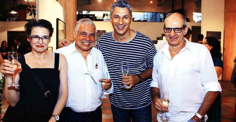 Ella Durst, Marcos Magaldi, Eder Chiodetto e Hilton Ribeiro brindam ao vernissage de mostra que tem Eder como curador, em SP. - -