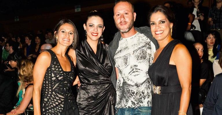 As elegantes diretoras de O Boticário, Ana Ferrell, Isabella Wanderley e Andrea Mota recebem o estilista Samuel Cirnansck no desfile de lançamento da coleção outono-inverno de Make B., Black Crystal Collection, em SP. - -