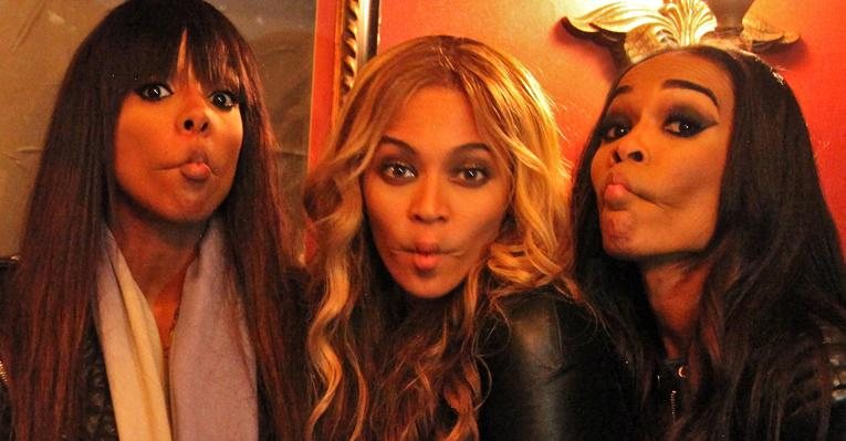 Beyoncé se diverte ao lado das companheiras do Destiny's Child Kelly Rowland e Michelle Williams - Reprodução