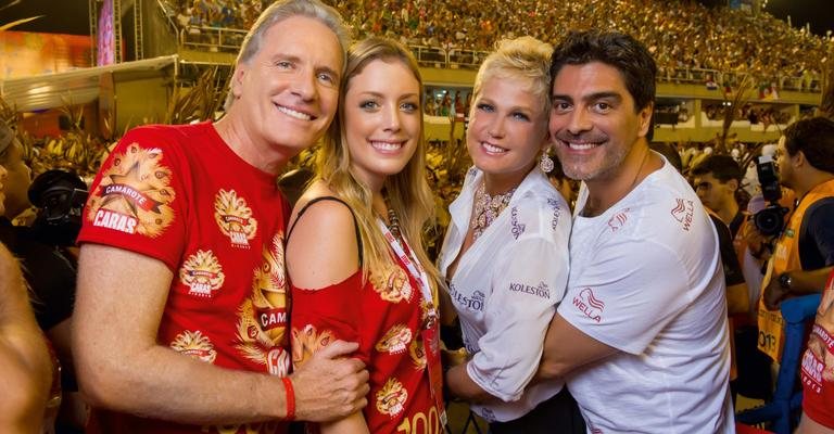 Justus e a filha Fabiana aplaudem com Xuxa e Junno desfile do Salgueiro. A apresentadora e o cantor estrearam para os flashes de CARAS. - Cadu Pilotto