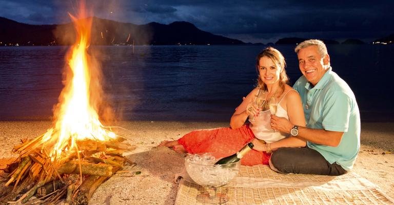 Em Angra dos Reis, a atriz e o jornalista esportivo celebram seu amor e contam como conciliam a vida pessoal
com as suas carreiras. - Cadu Pilotto, Produção: Claudio Lobato/ Make up: Duh Nunes