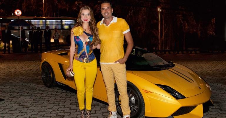 Ao lado de Rayanne, Latino chega à celebração com roupas combinando com sua Lamborghini amarela. - Fabrizia Granatieri