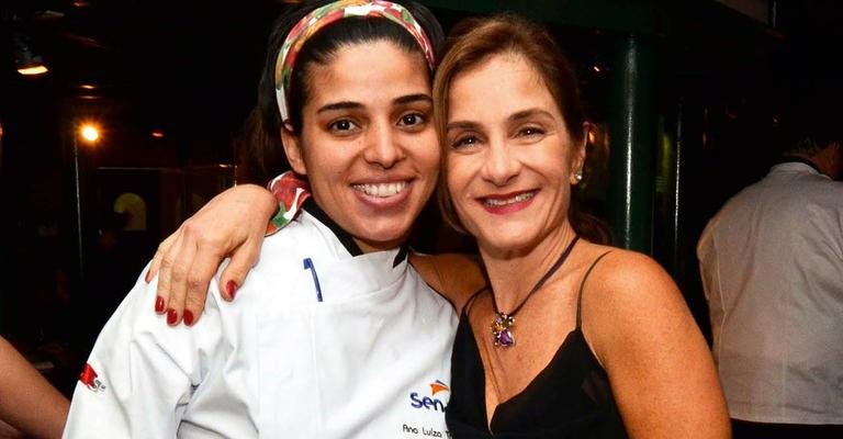 A chef especializada em culinária brasileira Ana Luiza Trajano é saudada por Mariella Lazaretti em 9ª edição de evento enogastronômico, SP. - -