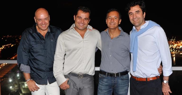 Olegário de Sá, 3º da esq. p/ dir., festeja os seus 48 anos entre os amigos Gilberto Cioni, Paulo Bacchi e Eduardo Fernandes, em Miami, Flórida. - -