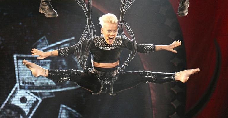 A performance de Pink em show na Califórnia - Splash News