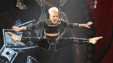 A performance de Pink em show na Califórnia - Splash News