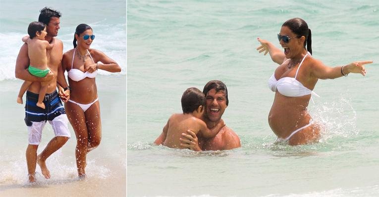 Com o marido e o filho, a atriz, grávida de quatro meses e meio, se diverte na praia da Barra, Rio. Ela fala com orgulho da sintonia de Pedro e Dudu. - Derick Abreu