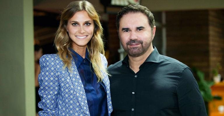 A modelo Renata Kuerten esbanja charme em festa da Rede Globo e é recebida por Idemar Froldi Jr., presidente CEO do Grupo Nutrilatina, SP. - -