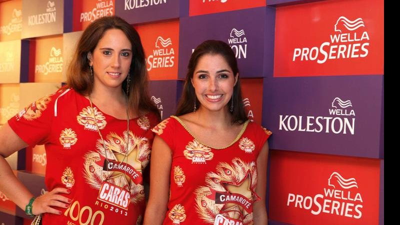 Lívia Carvalho, gerente de produto Wella ProSeries, e Luana Sá, gerente de produto Koleston, recebem as convidadas de CARAS no Camarim Wella. - -