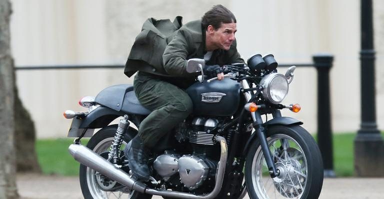 Tom Cruise acelera moto para realizar cenas de filme em Londres, Inglaterra - Splash News splashnews.com