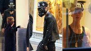 Justin Bieber vai às compras usando mascara de gás em Londres, Inglaterra - The Grosby Group