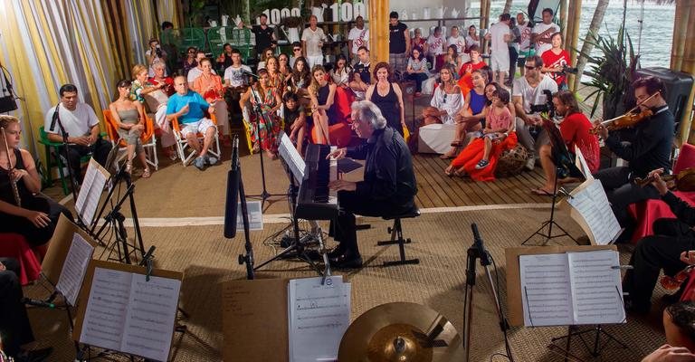 João Carlos ao piano.  Em Angra, famosos se emocionam e aplaudem o artista paulistano em concerto intimista à beira-mar em tarde recheada de boa música. - Cadu Pilotto