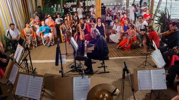 João Carlos ao piano.  Em Angra, famosos se emocionam e aplaudem o artista paulistano em concerto intimista à beira-mar em tarde recheada de boa música. - Cadu Pilotto