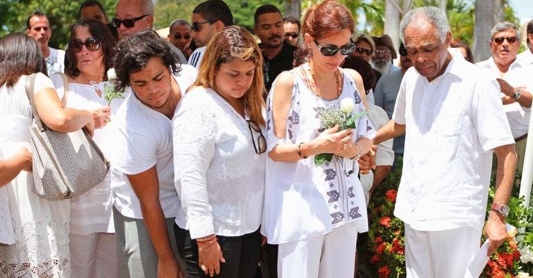 Francisco, Preta, Flora e Gilberto Gil despedem-se de dona Claudina, na Bahia. - Vaner Casaes