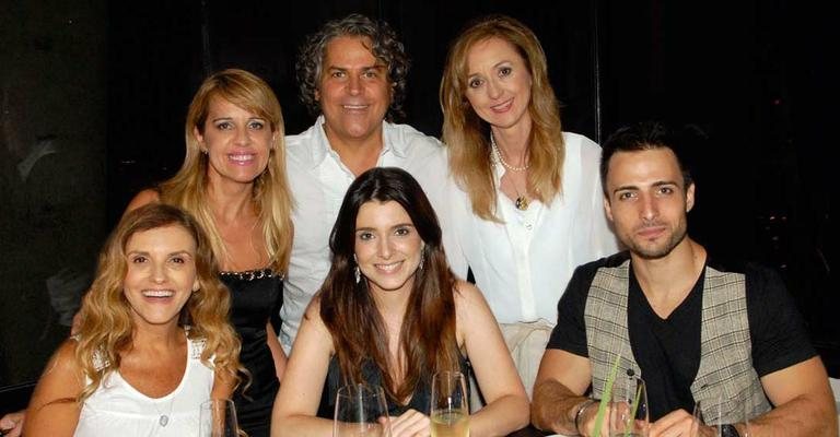 A fashion stylist Malena Russo, o hair stylist Robson Trindade, a RP Rosana Beni, em pé, Tania Trindade, mulher de Robson, e o casal de atores Ana Saab e Lorenzo Martin se reúnem em badalado restaurante espanhol, em SP, no jantar pilotado por Rosana. - -