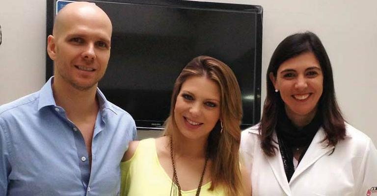 Fernando Scherer e Sheila Mello, grávida de oito meses de Brenda, são recebidos pela farmacêutica Telma Kuhn em centro de terapia celular, em São Paulo, para conhecer as técnicas de armazenamento do cordão umbilical. - -