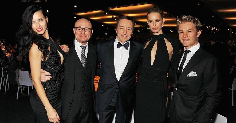 A top baiana Adriana Lima, George Kern, CEO de tradicional marca de relógios suíça, o ator Kevin Spacey, a top tcheca Karolina Kurkova e o piloto de F1 Nico Rosberg em festa de lançamento de linha de relógios em Genebra. - -