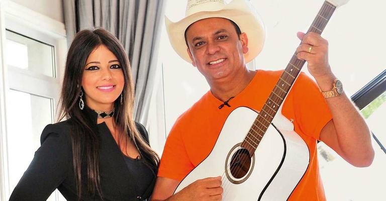 Stephanie Junqueira recebe Frank Aguiar em programa que leva seu nome, exibido pela RedeTV!, em SP. - -