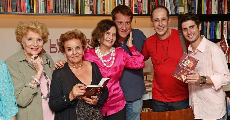 A jornalista e dramaturga Regina Helena de Paiva Ramos, de preto, recebe Maria Tereza Gregori, os atores Rosamaria Murtinho e Luis Salém, Júlio Fischer e Breno Barros no lançamento de seu livro E Agora, o Que Eu Faço Com o Pernil?, em SP. - -