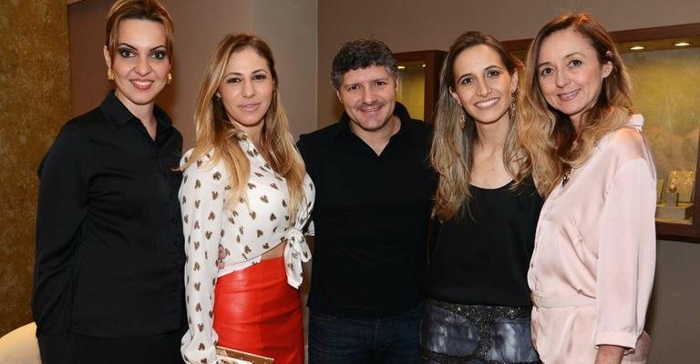 Vivian Effori D’agazio e o casal Regiane Cesnique e Fábio Villa Verde conferem a exclusiva linha de joias de Priscila do Vale, em SP, em fi no coquetel by Rosana Beni. - -