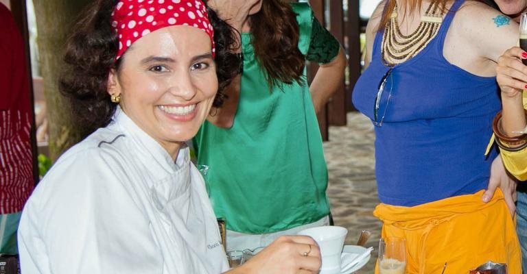 Durante badalado evento de degustação de café na Ilha de CARAS, em Angra dos Reis, no litoral fluminense, a cafeóloga Eliana Relvas ensina famosos a elaborar drinques com cafés da linha Aroma. “O café tem o poder de aproximar as pessoas. Quando você quer - -