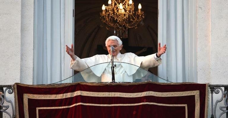 Bento XVI fala à multidão em Castelgandolfo - Reuters