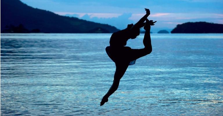 À beira-mar, Roberta mostra movimentos que a tornaram um grande nome da dança. - Martin Gurfein