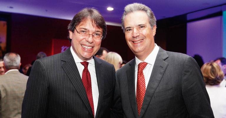 Pres. de companhia de energia elétrica, Wilson Ferreira Jr. recebe o publicitário Luiz Lara no espetáculo 100 Anos de Luz & Som – Um Século de Música Brasileira em Uma Noite, idealizado pela empresa, SP. - -