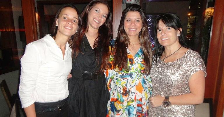 Heloisa Helena, Tatiana Pinheiro, Camila Carneiro Johnson e Rosana Albuquerque jantam em restaurante da capital paulista. - -