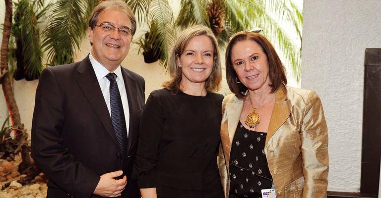 Gleisi Helena Hoffmann, ministra-chefe da Casa Civil, é ladeada por Octavio de Barros e Livia Paulino da Costa em almoço idealizado pela Câmara de Comércio França-Brasil, SP. - -