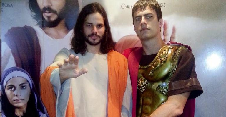 No elenco de Paixão de Cristo, em Nova Jerusalém, PE, os atores José Barbosa e Carlos Casagrande divulgam o espetáculo, em SP, vestidos como seus personagens na montagem, Jesus e Pilatos. - -