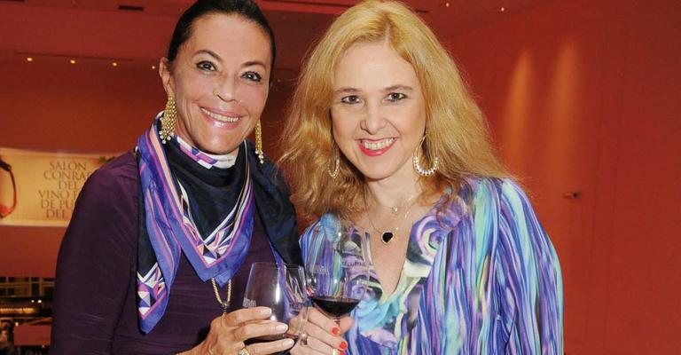 Betty Szafir e a executiva de marketing Silvina Luna brindam durante o 1 Salão Conrad Internacional de Vinho, no Conrad, em Punta del Este. - -