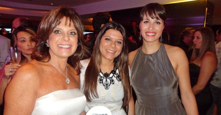 A designer de interiores Joia Bergamo, a empresária Camila Carneiro e a executiva de marketing Olivia Soares em prêmio de decoração, em SP. - -