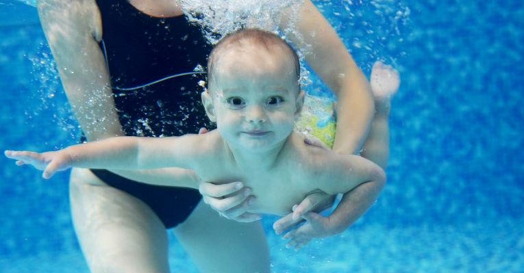 Técnica 'anti-afogamento' do Infant Swimming Resource pode ser ensinada a crianças a partir dos 6 meses de idade - Shutterstock