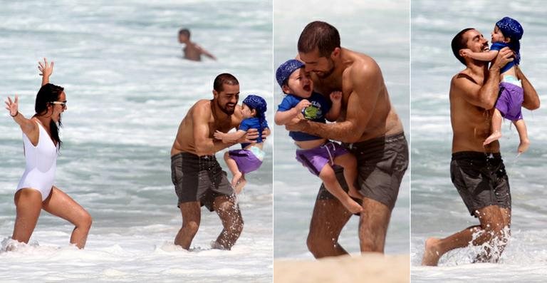 Ricardo Pereira e Francisca Pinto brincam com Vicente na praia - Wallace Barbosa/AgNews