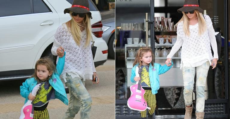 Ashley Tisdale faz compras com pequena colega por Nova York - The Grosby Group