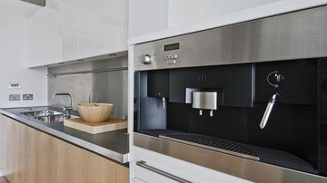 As cafeteiras garantem charme e sofisticação à decoração. Os modelos grandes são ideais para deixar a cozinha ainda mais bonita - Shutterstock