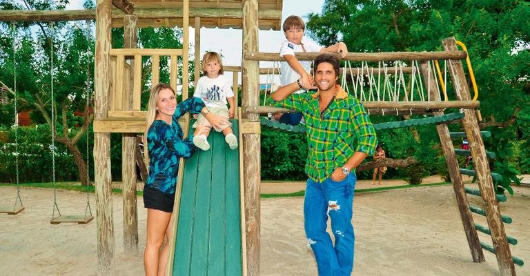 Tatiana e Leo com Antonio e Matheus. - João Passos/ Brasil Fotopress