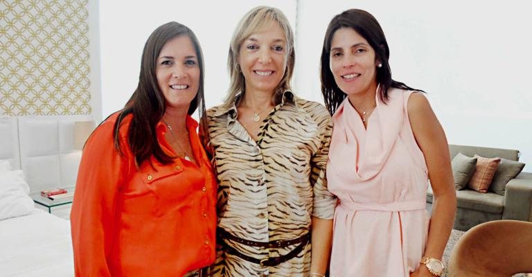 Anette Rivkind, diretora de empresa de móveis, é ladeada por Jô Bellucco e Cláudia Campos, de núcleo de decoração, em almoço, SP. - -