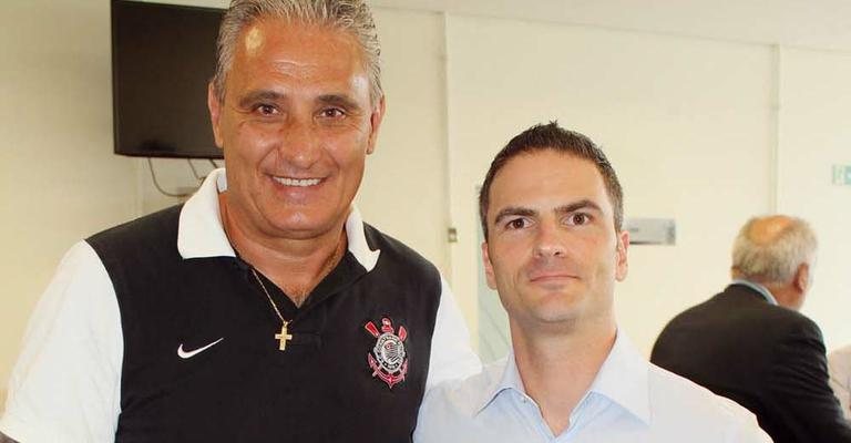 Técnico do Corinthians, Tite acompanha a avaliação que o médico Guido Aquino Junior faz nos jogadores do time, em Centro de Treinamento, em SP. - -