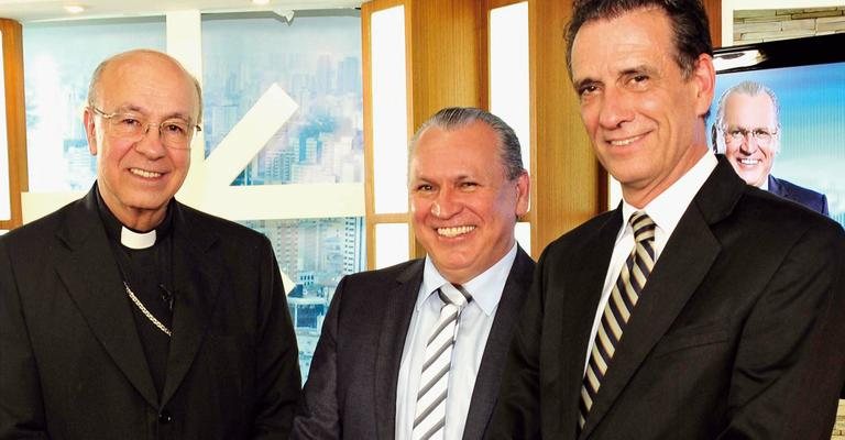 Em SP, Dom Fernando Figueiredo e Sidney Oliveira recebem o médico Julio Carvalho na RedeTV!. - -